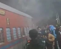 प्रयागराज : बुंदेलखंड एक्सप्रेस के जनरल कोच में धुआं, यात्रियों में अफरातफरी 