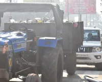कूड़े का ढेर बन जाएगा शहर: निगम गेट पर खड़े किए वाहन, अनिश्चितकालीन हड़ताल का ऐलान