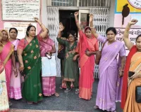 डॉक्टर पर आशा बहू से अभद्र व्यवहार करने का आरोप... महिला अस्पताल से चीखते हुए निकली बाहर, रो-रोकर किया प्रदर्शन