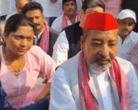 वाराणसी में सपा नेताओं को प्रशासन ने रोका, 100 से अधिक कार्यकर्ता धरने पर बैठे, तोड़ी जाएंगी आज भी दुकानें-मकान