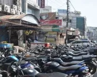 Lucknow News: नक्खास में पुलिस की सरपरस्ती में चल रही अवैध पार्किंग, हर दिन 8000 तक की जा रही अवैध कमाई