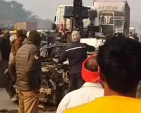 मिर्जापुर में भीषण सड़क हादसा, प्रयागराज से वाराणसी जा रही कार ट्रक में घुसी, 4 की मौत