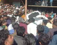 दिल्ली-देहरादून एक्सप्रेसवे पर दिल दहला देने वाला हादसा: खनिज से लदा डंपर कार पर पलटा, मासूम बेटी समेत चार की मौत