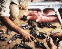  मौज मस्ती के लिए बेचते थे अवैध हथियार...  पुलिस ने किया गिरफ्तार; पिस्तौल, देसी तमंचे समेत कैश बरामद 