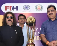FIH Hockey Men's Junior World Cup:  चमचमाती ट्रॉफी के दीदार के लिए उमड़ी खेल प्रेमियों की भीड़, ट्रॉफी के साथ खिलाड़ियों ने ली सेल्फी