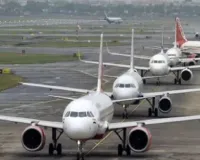 लखनऊ एयरपोर्ट पर 45 से अधिक उड़ानें प्रभावित:   टर्मिनल पर फंसे रहे सैकड़ों यात्री, नाराज यात्रियों ने किया हंगामा  