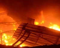 कानपुर : ट्रांसपोर्ट नगर में किराना, कपड़ा गोदाम में भीषण आग, पेट्रोल पंप पास होने से मची अफरातफरी 