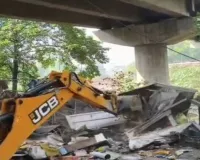 रेलवे का चला बुलडोजर : 20 से अधिक दुकानें और झोपड़ियां जमींदोज