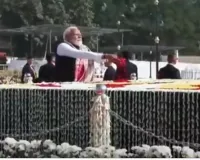 PM Narendra Modi : शहीद स्मारक पहुंचे पीएम मोदी, असम आंदोलन के शहीदों को दी श्रद्धांजलि
