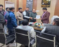 बाराबंकी : ऑनलाइन हाजिरी के खिलाफ सचिवों का विरोध प्रदर्शन जारी