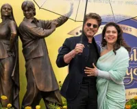  'DDLJ' के 30 साल पूरे... लंदन में राज-सिमरन का आइकॉनिक स्टैच्यू , शाहरुख-काजोल ने दिए पोज 