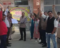 रामपुर : ऑनलाइन हाजिरी को लेकर सचिव और वीडीओ ने जताया विरोध