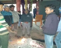 बाराबंकी : कोहरे की बारिश से बढ़ी ठिठुरन, बाजार में सन्नाटा