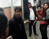 रामपुर : जिला अस्पताल में तीमारदारों ने नर्स व डॉक्टर से की मारपीट, हंगामा