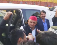 इटावा : गाड़ी रोक कर कार्यकर्ताओं से मिले अखिलेश यादव, SIR को लेकर दिए ये निर्देश