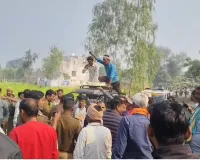 अमेठी मजदूर हत्याकांड : आरोपियों की गिरफ्तारी न होने पर भड़के ग्रामीण, जमकर किया हंगामा, पुलिस से भिड़े