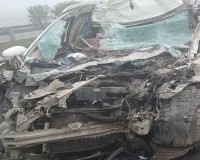 सुलतानपुर में पूर्वांचल एक्सप्रेसवे पर भीषण हादसा : खड़े ट्रक में घुसी कार, तीन की मौत व 7 घायल