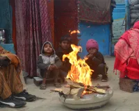 Bareilly: जिले में जल रहे 125 अलाव, 2350 बांटे गए कंबल...जिला प्रशासन ने भेजी रिपोर्ट