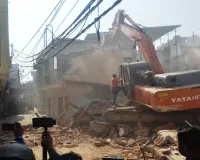 Bareilly : सन्नाटे के बीच दिन भर गरजते रहे बुलडोजर, आवासीय हिस्सा छोड़ा