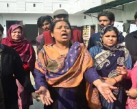 Bareilly: बच्चे लेकर बुलडोजर के आगे खड़ी हो गईं महिलाएं, नोकझोंक