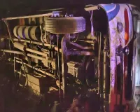 लखीमपुर खीरी: बहराइच से मनौना धाम जा रही बस पलटी, 37 तीर्थयात्री घायल