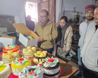 UP: क्रिसमस से पहले मिलावटखोरी पर नकेल, FSDA की टीम ने लिए दो नमूने