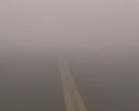 बाराबंकी : घने कोहरे से ठिठुरे आमजन, परिषदीय स्कूलों का समय बदलने और अलाव की बढ़ी मांग 