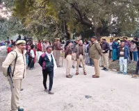 बाराबंकी : हत्या का आरोप लगा शव सड़क पर रखकर प्रदर्शन, एएसपी के समझाने पर माने परिजन