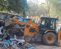 कानपुर : बीएस पार्क में कब्जों पर चला बुलडोजर, सड़क पर आई गृहस्थी