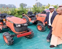 1988 में बैलों से हल चलाकर शुरू की खेती.. आज लगाते हैं सवा लाख का चश्मा, पद्मश्री किसान रामसरन ने सीएम योगी को सुनाए अपनी मेहनत के किस्से