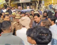 अमेठी मजदूर हत्याकांड : हत्यारों की गिरफ्तारी न होने पर रोड पर शव लगाया जाम, पुलिस से हुई नोक-झोंक