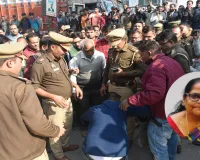 Bareilly : नो एंट्री में घुसे ट्रक ने स्कूटी सवार दंपती को रौंदा, महिला की मौत