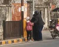 Moradabad: बीच सड़क महिला व मासूम बच्ची से मारपीट, वायरल वीडियो से मचा हड़कंप