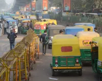चारबाग का ट्रैफिक बना मुसीबत... बेरिकेडिंग ने बढ़ाया जाम, उल्टी दिशा में दौड़ रहे वाहन
