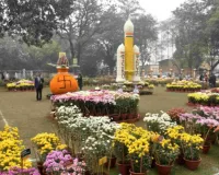 BHU की पुष्प प्रदर्शनी में प्रयागराज माघ मेले की भव्य झलक, चंद्रयान मॉडल और जैविक खेती ने लूटी महफिल