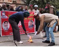 UPPCL आउटसोर्स कर्मचारियों का गुस्सा फूटा: अपने ही आदेश तोड़े, 15 हजार की छंटनी पर कार्यवृत्त की प्रतियां जलाईं