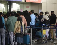 इंडिगो की 44 फ्लाइट निरस्त, काउंटर पर यात्रियों का हंगामा... चौथे दिन भी दिखा अराजकता का आलम