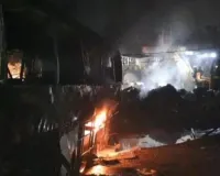 फुलवरिया बाईपास पर दर्दनाक हादसा: ट्रक और बस की भीषण टक्कर, आग लगने से तीन यात्रियों की मौत, 24 झुलसे