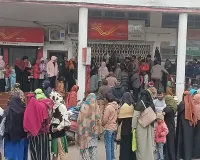आधार कार्ड में त्रुटि ठीक कराना तो छुट्टी लेकर आएं, दिनभर लगेगा... चौक डाकघर में सड़क तक लग रही लोगों की कतार