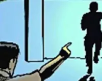 भदोही में अदालत से इनामी बदमाश फरार, घायल पैर के बावजूद पुलिस को चकमा देकर भागा, 3 पुलिसवाले सस्पेंड