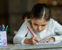 छुट्टियों में क्या बच्चों को थोड़ी-बहुत पढ़ाई या स्कूल का काम करना चाहिए? देखें कैसे होता है मासूमों का विकास