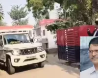 देवरिया प्लॉट विवाद में घिरे पूर्व IPS अमिताभ ठाकुर गिरफ्तार, चलती ट्रेन से उतारकर ले गई पुलिस 