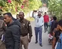 युवती की हत्या कर रिटायर्ड आईएएस के घर पास फेंका शव, दीवार से टिका कर भागे आरोपी, एफआईआर दर्ज