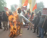 बांग्लादेशी हिंदुओं के समर्थन में राष्ट्रीय हिन्दू रक्षा परिषद ने किया प्रदर्शन, लखनऊ विश्वविद्यालय के छात्रों ने फूंका पुतला