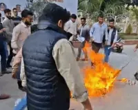 लखनऊ विश्वविद्यालय में छात्रों ने फूंका संजय निषाद का पुतला,  बलिया अपमान के आरोप में मंत्री की बर्खास्तगी की मांग