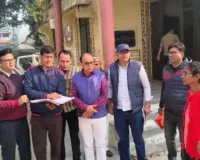 सीतापुर डीएम की सख्ती: स्वास्थ्य केंद्र में लापरवाही पर एएनएम-आंगनबाड़ी कर्मी को थमाया सेवा समाप्ति का नोटिस, कई लोगों का वेतन कटा