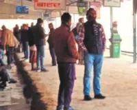 मोबाइल पर मस्त... वर्दी गायब, काम नदारद मिले कर्मचारी, एसीएम ने जताई नाराजगी