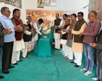 देवरिया में कांग्रेसियों ने मनाया सोनिया गांधी का जन्मदिन...,  केक काटकर एक दूसरे का मुंह किया मीठा