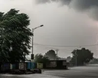 Ditwah ने बदला रूप, चेन्नई-पुडुचेरी में भारी बारिश-तेज हवाओं का कहर जारी 