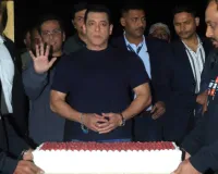 @60 के हुए सलमाल खानः बर्थडे पार्टी में लगा सितारों का जमावड़ा, कैमरों के सामने काटा केक, धोनी-दत्त ने बढ़ाई रौनक